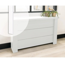 Witte houten radiatorombouw met lamellendesign voor interieurdecoratie.