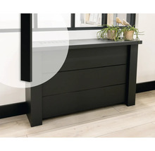 Radiatorombouw in eenvoudig ontwerp van plaatmateriaal met een glad oppervlak voor een muur met raam en decoratie.
