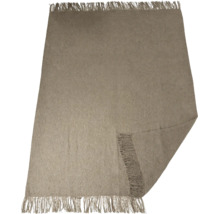 Een rechthoekige beddensprei van textiel met franjes aan de korte zijden.