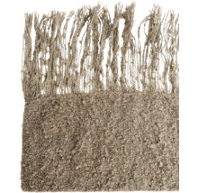 Getextureerde woondeken met franjes als decoratief huishoudtextiel voor een gezellige sfeer.