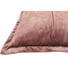 Stoffen kussen met ritssluiting en decoratieve rand, ideaal als sierkussen op de bank of het bed.
