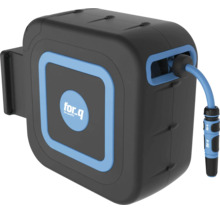 Muur-slangenhaspel van for.q met automatisch oprolsysteem voor tuinirrigatie.