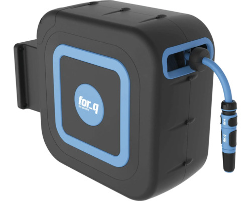 Muur-slangenhaspel van for.q met automatisch oprolsysteem voor tuinirrigatie.