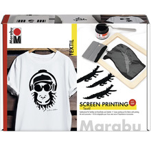 Marabu zeefdrukset voor textiel met inkt, houten raam, rakel en sjablonen voor het bedrukken van t-shirts.