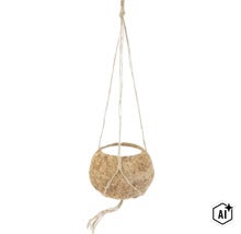 Hangende plantenmand van kokosvezel met koordophanging voor decoratieve plantpresentatie (Image AI modified or generated)