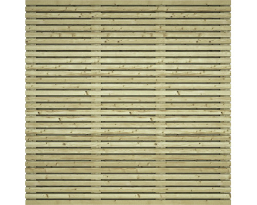 Recht tuinscherm van geïmpregneerd hout met smalle horizontale lamellen voor privacy in de tuin