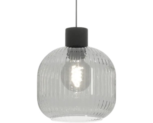 Moderne hanglamp met geribbelde glazen kap en zwarte fitting voor binnenverlichting