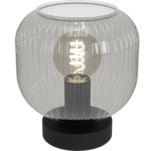 Moderne tafellamp met geribbelde glazen behuizing en led filamentlamp op een ronde voet.