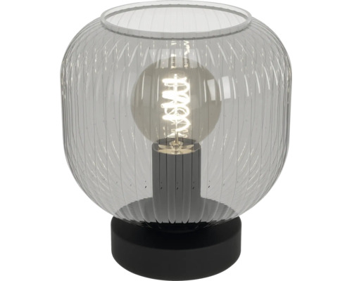 Moderne tafellamp met geribbelde glazen behuizing en led filamentlamp op een ronde voet.