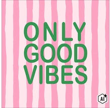 Wanddecoratie met de tekst Only Good Vibes op een gestreepte achtergrond (Image AI modified or generated)
