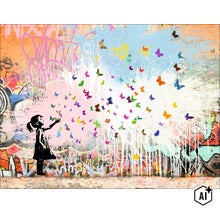Wanddecoratie met graffitikunstwerk van een kind en vlinders op een bakstenen muur. (Image AI modified or generated)