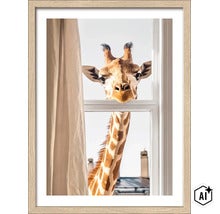 Ingelijste wanddecoratie met een giraf die door een raam kijkt, in een lichte houten lijst. (Image AI modified or generated)