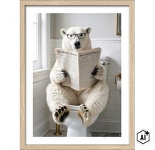 Wanddecoratie van een ijsbeer met bril die op het toilet leest, ingelijst in een houten lijst. (Image AI modified or generated)