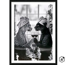 Ingelijste wanddecoratie met twee luipaarden met een handdoek op hun hoofd in een badkuip, toostend met wijnglazen. (Image AI modified or generated)