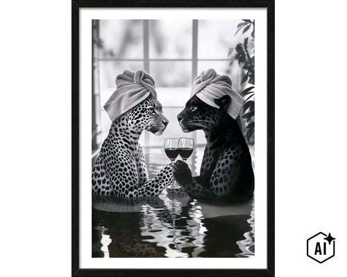 Ingelijste wanddecoratie met twee luipaarden met een handdoek op hun hoofd in een badkuip, toostend met wijnglazen. (Image AI modified or generated)