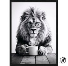 Wanddecoratie met afbeelding van een leeuw met bril en kopje in zwart wit print met lijst (Image AI modified or generated)
