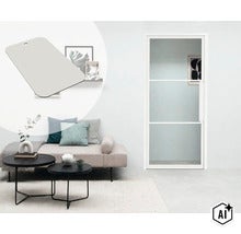 Moderne glazen deur met wit frame in een stijlvol ingerichte woonkamer met bank en twee ronde bijzettafels. (Image AI modified or generated)