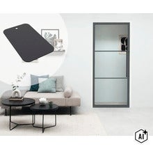 Moderne glazen deur met dunne omlijsting in een moderne woonkamer met bank en salontafels. (Image AI modified or generated)
