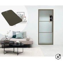 Moderne glazen deur met metalen frame in een lichte woonkamer met bank en salontafels. (Image AI modified or generated)