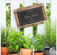 Decoratief houten bord met Farm Fresh tekst hangend aan een wit houten hek boven kruidenplanten in de tuin. (Image AI modified or generated)