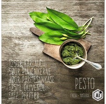 Recept voor daslookpesto met verse bladeren en ingrediëntenlijst op een rustieke houten ondergrond. (Image AI modified or generated)