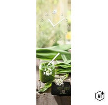 Wandklok met motief van een pot daslookpesto en daslookbloemen op een rustieke houten tafel (Image AI modified or generated)