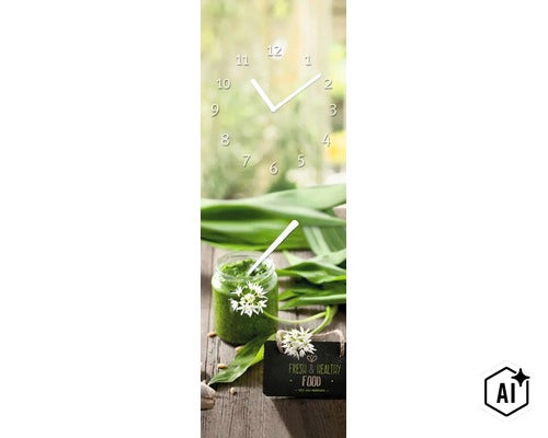 Wandklok met motief van een pot daslookpesto en daslookbloemen op een rustieke houten tafel (Image AI modified or generated)