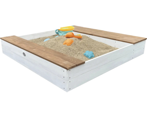 Vierkante houten zandbak met zitrand en zandspeelgoed gevuld met zand voor in de tuin.