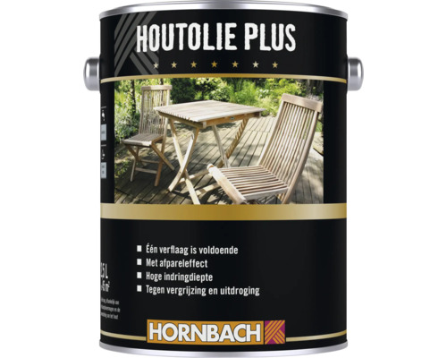 Houtolie Plus houtolie in metalen blik met afbeelding van houten tuinmeubels op terras en Hornbach logo. Houtolie Plus houtolie in metalen blik met afbeelding van houten tuinmeubels op terras en Hornbach logo.