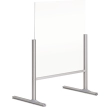 Vrijstaand, transparant spatscherm van acrylglas met zilverkleurig frame.