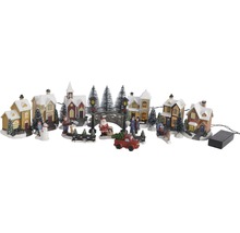 Miniatuur kerstdorp met huizen, figuren en bomen