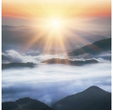 Landschap met bergen en mist in het dal bij zonsopgang