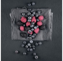 Verse frambozen, bramen en blauwe bessen op een doek