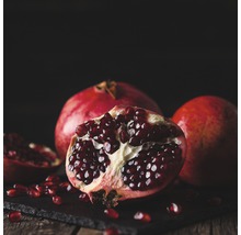 Aanzicht van hele en aangesneden granaatappels