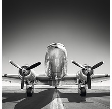Vooraanzicht van een vliegtuig met propellers op een landingsbaan