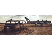 Verlaten bus en vliegtuig in een veld