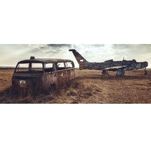 Verlaten bus en vliegtuig op een veld