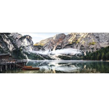 Panoramafoto van een meer met bergen, bos en een aanlegsteiger