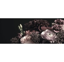 Detailopname van een boeket met rozen, anjers, dahlia''s en siergrassen.