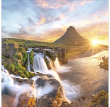 Waterval voor berg bij zonsopgang