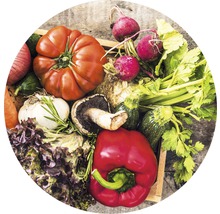 Diverse groenten zoals tomaten, paprika''s, radijsjes, courgettes en sla in een kist.