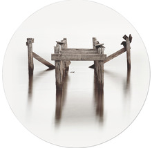Abstracte foto van een vervallen houten steiger in het water