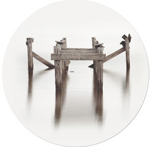 Vervalste houten steiger in het water