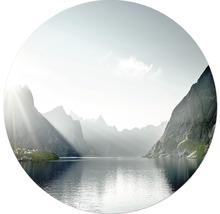 Berglandschap met meer en zonnestralen