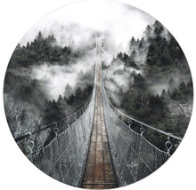 Decoratieve muurafbeelding met een hangbrug in een nevelig boslandschap