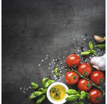 Arrangement met tomaten, knoflook, basilicum, olie en specerijen