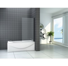 Moderne badkamer met bad, douchewand en uitzicht op zee