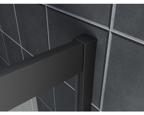 Detail van een douchecabine met zwart frame