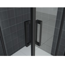 Detailopname van een douchecabinedeur met handgreep