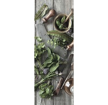 Arrangement van keukenkruiden, vijzel en messen op houten tafel